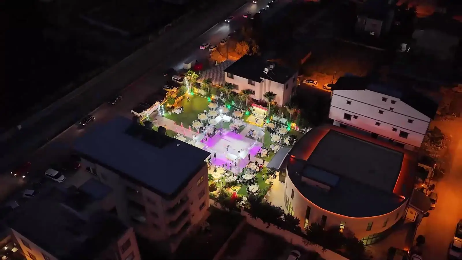 Akçalı Garden Of Eden’in gece havadan görünümü: ışıklarla aydınlanan bahçe ve davet alanı
