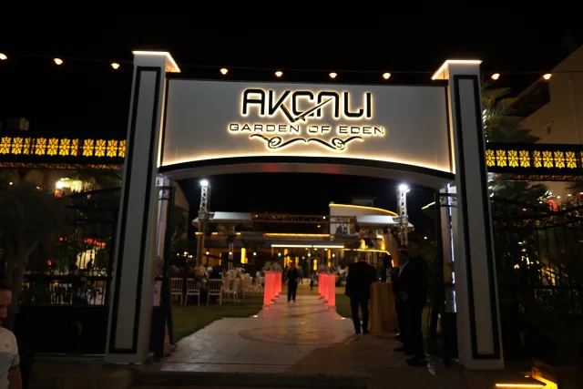 Gece ışıklandırılmış logolu giriş takı